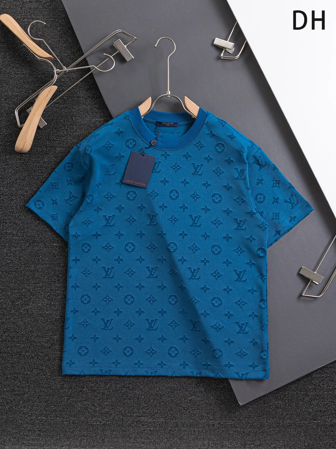 🅿️200 Louis Vuitton 1V Lujia LV slightly wide version S-XL lv 26SS LV new product counter catwalk model, full body cut burnt letter logo heavy craftsmanship, same style for men and women! Short-sleeves are not the same as the general public, but must be unique and eye-catching. This LV short-sleeves is all about quality, comfort, consistent style, fashion, including fabrics and cutting techniques, all of which have been made with great effort! 320 grams of washed pure cotton fabric, pure cotton is breathable, very refreshing and comfortable for daily wear. The rib knitting on the neckline is smooth and tight, and the neckline will not be skewed if you toss it at will. The loose version, you will find that it looks really good on the upper body. The overall is minimalist and neat, super versatile for daily use! Pair it casually with a pair of pants for a youthful look. A T-shirt will make your outfit crazy. It is a fashionable item that can never go wrong! Color: Black White Blue Size: S-XL Size chart: S: Shoulder width 50-Bust 56-Length 70 M: Shoulder width 52-Bust 57-Length 72 L: Shoulder width 54-Bust 59-Length 74 XL: Shoulder width 56-Bust 62-Length 76
